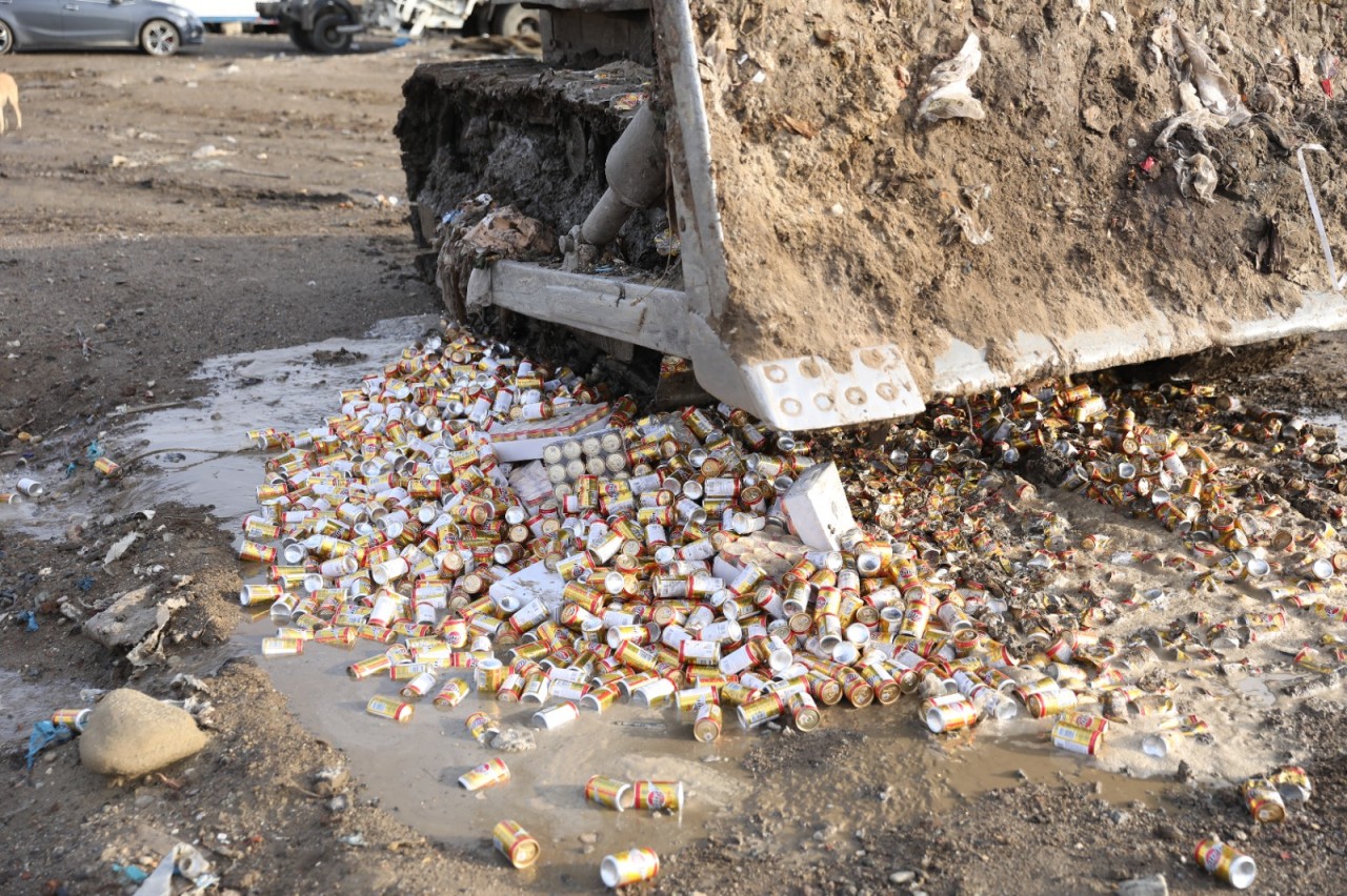 İstehlak üçün yararsız energetik içkilər məhv edildi - VİDEO (FOTOLAR)